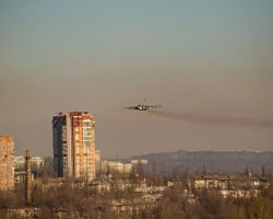 Trois vues d’un Su-25 russe survolant à basse altitude la ville de Donetsk au début du mois de mars 2022. L’appareil porte deux grands « Z » blancs sur le nez et la queue.
