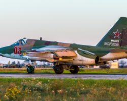 Le Su-25SM3 RF-93026 « 08 rouge » du 368e ChAP avant... et après la guerre en Ukraine. Parachuté, son pilote a pu rejoindre les lignes des indépendantistes pro-russes de la RPD le 4 mars.