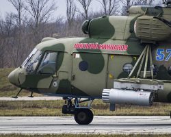 Le Mi-8MTV-5 RF-04525 « 57 bleu » de la 16e BrAA. L’appareil a été baptisé Nikolaï Maïdanov en hommage à un célèbre pilote d’hélicoptère kazakh, tué le 29 janvier 2000 au cours de la seconde guerre de Tchétchénie.