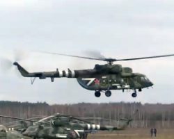 Un Mi-8AMTSh russe au décollage d’une piste de cam-pagne sur le front d’Ukraine du Nord. Les trois bandes de reconnaissance rapide sur la queue, ainsi que le V blanc à l’arrière du fuselage, sont bien visibles.