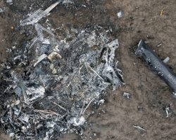 Les restes du même appareil après qu’il a explosé au sol le 4 mars 2022.