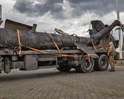 La queue du Mi-8AMTSh RF-91292 enlevée par l’armée ukrainienne.