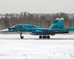 Le Su-34 RF-81879 « 24 rouge » de la deuxième esca-drille du 2e GvBAP au roulage en 2018 sur la base sibé-rienne de Tcheliabinsk-Chagol, non loin des monts Oural.