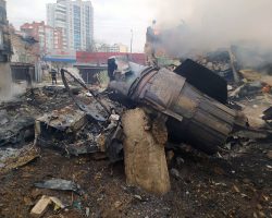 L’épave du Su-34 « 24 rouge » abattu par un SAM à Tchernihiv (Tchernigov en russe) le 5 mars 2022. L’appareil portait l’insigne du 2e GvBAP, une des rares unités de la 14e armée aérienne venues renforcer le dispositif d’attaque russe.