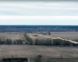 La dramatique séquence montrant l’explosion du Mi-24P « 32 rouge », sans doute de la 17e BrAA, frappé de plein fouet par un missile sol-air alors qu’il volait à basse altitude au nord de Kiev.