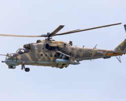 Le Mi-24P RF-94966 « 24 bleu » du 30e OTSAP photo-graphié en 2020 avec deux réservoirs supplémentaires de 540 litres installés sous les pylônes latéraux.