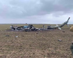 Deux vues des restes du Mi-24P RF-94966. - 1