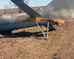 Deux vues des restes du Mi-24P RF-94966. - 2