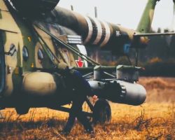 Deux vues extraites d’un reportage consacré à une sortie d’hélicoptères Mi-8AMTSh dans le nord de l’Ukraine. Les bandes de reconnaissance sont là encore bien visibles. Le matricule et les codes des appareils sont masqués pour éviter l’identification de leur unité. - 1