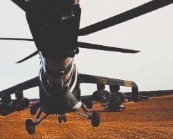 Deux vues extraites d’un reportage consacré à une sortie d’hélicoptères Mi-8AMTSh dans le nord de l’Ukraine. Les bandes de reconnaissance sont là encore bien visibles. Le matricule et les codes des appareils sont masqués pour éviter l’identification de leur unité. - 2