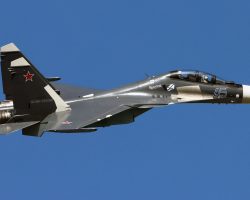 Le chasseur-bombardier biplace Su-30SM RF-33787 « 45 bleu » du 43e OMChAP en vol avant la guerre. L’appareil porte le nom de baptême Irkoutsk derrière le poste du navigateur.