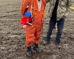 Le navigateur du Su-30SM « 45 bleu » a été capturé par les forces ukrainiennes. Il s’agit du Cne Alexeï Kozlov qui porte la combinaison orange « haute visibilité » des unités opérant régulièrement au-dessus de la mer.
