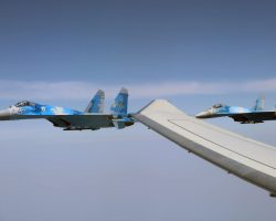 Deux chasseurs ukrainiens Soukhoï de la 39e BrTA photo-graphiés en 2021. À gauche le Su-27S1M « 48 bleu », à droite le Su-27P « 37 bleu ».