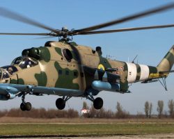 Le plus puissant des hélicoptères d’assaut ukrainiens est le Mi-24P, comme ce « 27 rouge » qui porte sur la queue les deux bandes blanches d’identification rapides en vigueur depuis le conflit de 2014.