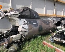 Les épaves des Mi-8MT « 133 » (au premier plan) et « 135 » de la 11e OBrAA ukrainienne rassemblées en bordure d’un champ à Bervytsia. Bien que peu visible ici, les deux appareils portent sur la queue la marque de reconnaissance ЗА БАБУ ВЕРУ signifiant « Pour grand-mère Vera », comme la plupart des hélicoptères ukrainiens depuis le début du mois de mars. - 1