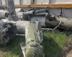 Les épaves des Mi-8MT « 133 » (au premier plan) et « 135 » de la 11e OBrAA ukrainienne rassemblées en bordure d’un champ à Bervytsia. Bien que peu visible ici, les deux appareils portent sur la queue la marque de reconnaissance ЗА БАБУ ВЕРУ signifiant « Pour grand-mère Vera », comme la plupart des hélicoptères ukrainiens depuis le début du mois de mars. - 2