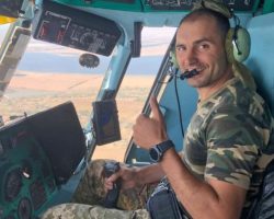 Le pilote du Mi-8MT « 135 », le Cne Ivan Pepelyachko, aura la chance d’être éjecté vivant de son appareil.