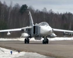 Un Su-24M russe emportant des missiles antiradar Kh-31PM pendant la guerre en Ukraine. Les codes de l’appareil ont été masqués sur la vidéo dont est tirée cette photographie, afin d’éviter d’identifier son unité.
