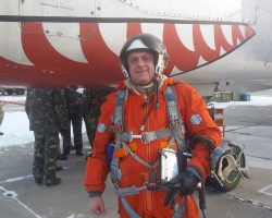 Le Lt-Col Valery Ochkalo, ici devant un Su-24MR de la 7e BrTA, est tué le 12 mars 2022.
