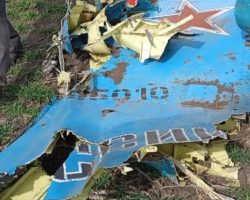 Ce cliché de la dérive du Su-34 RF-95010 « 35 rouge » a été mis en ligne le 13 mars 2022, mais on ignore encore à quelle date exacte et dans quel secteur l’appareil a été abattu.