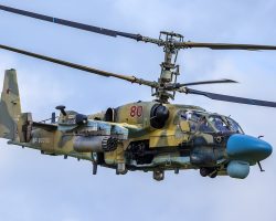 Comme toutes les productions Kamov, l’hélicoptère d’attaque Ka-52 est propulsé par deux rotors coaxiaux contrarotatifs, ce qui élimine le besoin d’un rotor de queue. Ici le RF-90392 « 80 rouge » du 55e OVP normalement basé à Korenovsk, près de Krasnodar.