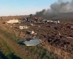 L’épave du Ka-52 RF-13409 « 74 rouge » du 55e OVP achève de se consumer le 12 mars 2022.