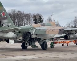 Contemporain du Fairchild A-10 Thunderbolt II, le Soukhoï Su-25 fait comme lui preuve d’une robustesse incroyable comme le prouvent ces clichés extraits d’un reportage officiel russe… Sévèrement endommagé le 12 mars par un missile sol-air dans le nord de l’Ukraine, un réacteur hors d’état, le Su-25SM RF-90965 « 32 jaune » est quand même parvenu à rentrer en Biélorussie… Ses marques sont ici censurées. - 1