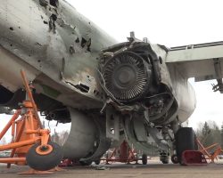 Contemporain du Fairchild A-10 Thunderbolt II, le Soukhoï Su-25 fait comme lui preuve d’une robustesse incroyable comme le prouvent ces clichés extraits d’un reportage officiel russe… Sévèrement endommagé le 12 mars par un missile sol-air dans le nord de l’Ukraine, un réacteur hors d’état, le Su-25SM RF-90965 « 32 jaune » est quand même parvenu à rentrer en Biélorussie… Ses marques sont ici censurées. - 2