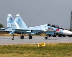 Le Soukhoï Su-30SM « 60 rouge » du 14e GvIAP russe photographié sur le terrain de Koursk-Khalino avant le conflit.