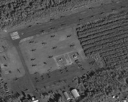Image satellite de la base biélorusse de Velikii Bokov, sur laquelle on peut compter le 14 mars 2022 pas moins de 46 hélicoptères (13 Ka-52, 8 Mi-24 et 25 Mi-8). L’armée russe exploite environ 80 Ka-52, Mi-8, Mi-24 et Mi-28 à partir de trois sites d’opérations avancés dans le sud-est de la Biélorussie, afin d’être à portée de Kiev. Environ 90 Mi-8 et une quinzaine de transports lourds Mi-26 sont positionnés en réserve sur la base aérienne de Machoulitchchy, à l’extérieur de Minsk.