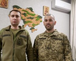 Le Major Roman Vasilyouk (à droite) photographié le 5 mai 2022 à son retour de captivité. Descendu le 14 mars par la milice populaire de la RPD, ce pilote du Su-25 a fait l’objet d’un échange de prisonniers le 24 avril suivant