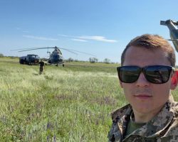 Le Cne Oleksandr Borys devant deux Mi-8 de la 11e OBrAA.