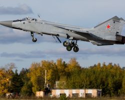 Bien que de conception ancienne (les premières versions sont entrées en service en 1981), le MiG-31BM demeure très performant puisqu’il peut atteindre 3400 km/h. Cet intercepteur a ouvert son palmarès le 15 mars 2022 aux dépens d’un MiG-29 ukrainien.