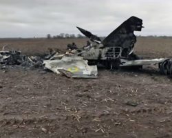 L’épave du MiG-29MU-1 « 15 blanc » de la 40e BrTA, écrasé dans un champ après avoir été touché par le tir d’un MiG-31BM russe le 15 mars 2022. - 1