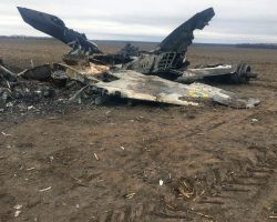 L’épave du MiG-29MU-1 « 15 blanc » de la 40e BrTA, écrasé dans un champ après avoir été touché par le tir d’un MiG-31BM russe le 15 mars 2022. - 2