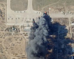 La base aérienne de Kherson, récemment capturée, est bombardée par les Ukrainiens le 15 mars 2022. Plusieurs hélicoptères russes y sont détruits, dont des Mi-28.