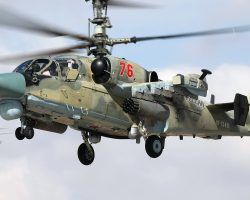 Avant : le Kamov Ka-52 RF-13411 « 76 rouge », abattu par la DCA ukrainienne le 16 mars 2022 dans la région de Mykolayiv.