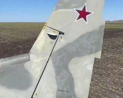 La queue du Ka-52 RF-13411 « 76 rouge » abattu le 16 mars 2022. L’appareil peut être identifié grâce au numé-ro de série visible au bas du gouvernail : 35382614005.