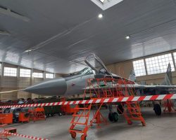 Photographié en mars 2022 dans le hangar principal de l’usine de réparation aéronautique de Lviv, le « 12 blanc » est l’un des six MiG-29 qui y sont détruits le 18 du mois. C’était l’unique MiG-29MU2 capable d’utiliser des missiles guidés Kh-29 pour l’attaque au sol.