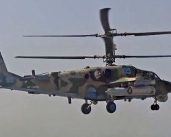Filmé lors d’un reportage d’actualité, le Ka-52 RF-90656 « 05 bleu » est un appareil de la 18e BrAA.