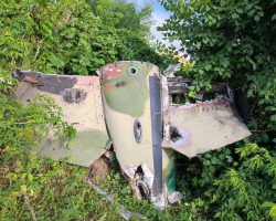 Deux fragments du même Ka-52 RF-90656, abattu le 20 mars 2022. - 1