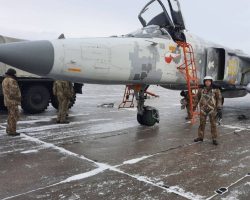 Le Maj Vyacheslav Khodakivsky de la 7e BrTA, ici devant le Su-24MR « 60 jaune », est tué le 21 mars 2022 en bombardant des blindés russes.