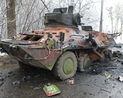 Un blindé de transport de troupes BTR-80 russe détruit au début de la guerre en Ukraine.