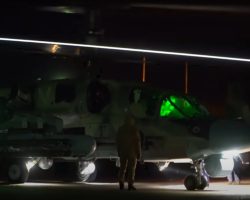 Un hélicoptère Ka-52 au départ d’une mission de nuit en Ukraine en mars 2022.