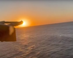 La série de clichés qui suit est extraite d’une vidéo tournée lors d’un des ravitaillements ukrainiens de Marioupol assiégée. On y voit l’un des hélicoptères voler à très basse altitude au-dessus de la mer d’Azov…