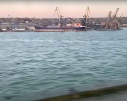 -… Puis arriver à Marioupol en passant devant le port. On aperçoit au fond le vraquier libérien MV Smarta, endommagé le 20 mars.