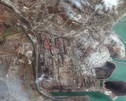 Vue générale du complexe sidérurgique d’Azovstal, où se réfugie le régiment « Azov » à partir du 18 mars 2022. En bas, le bassin de déchargement et sur la gauche, le petit fleuve Kalmious.