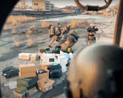 Les soldats d’ « Azov » déchargent fébrilement les fournitures apportées par les Mi-8.