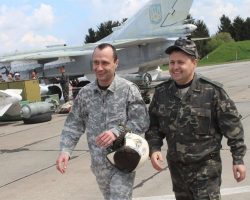 Le Maj Alexeï Kovalenko (à gauche), de la 7e BrTA, tué le 22 mars 2022.