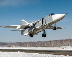 Le Su-24MR « 49 blanc » de l’aviation russe. Bien que de conception ancienne, les Soukhoï Su-24 à ailes à géomé-trie variable demeurent très utiles grâce à leur avionique performante.